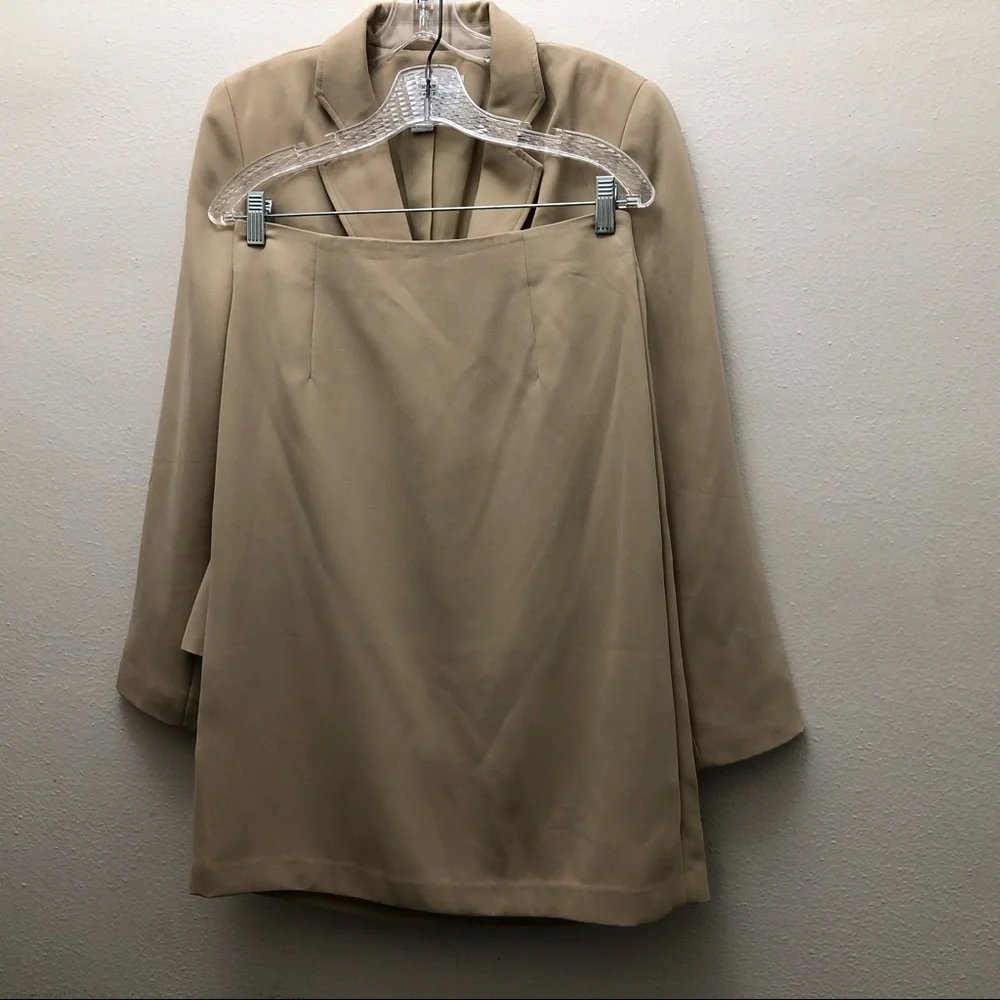 Newport News Skirt Suit Long Sleeve Jacket & Knee High Skirt Women's Size 10 Tan - Picture 15 of 15
